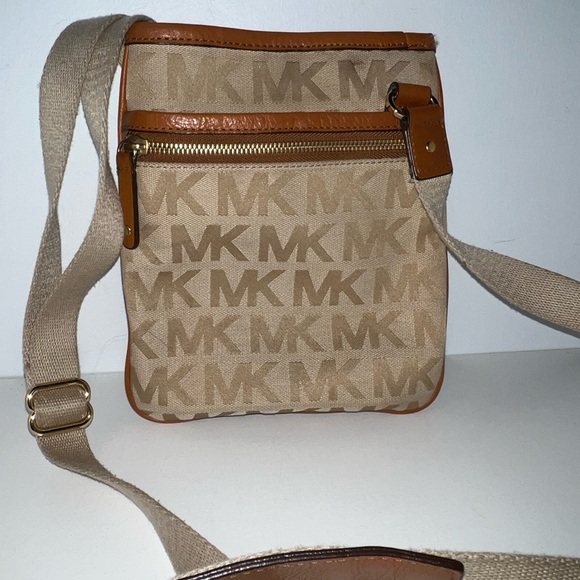 Michael Kors MK Signature Canvas Swing Crossbody Bag Purse - Picture 2 of 7